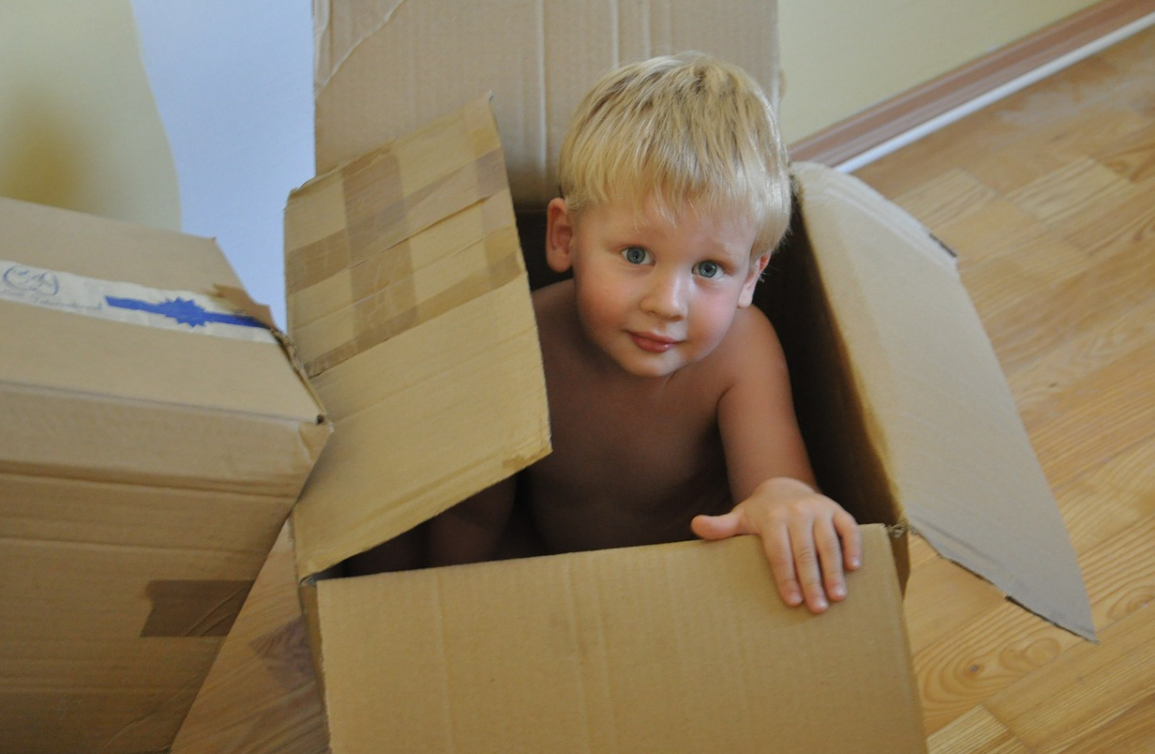 chlapec v krabici