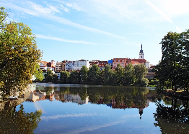 město