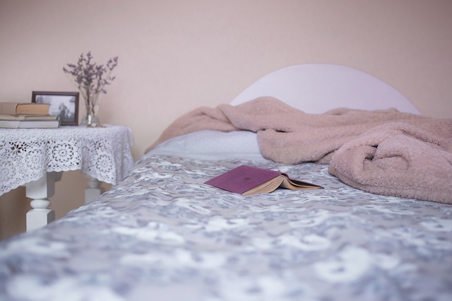 deka a kniha na posteli.jpg