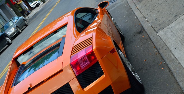 zaparkované oranžové Lamborghini
